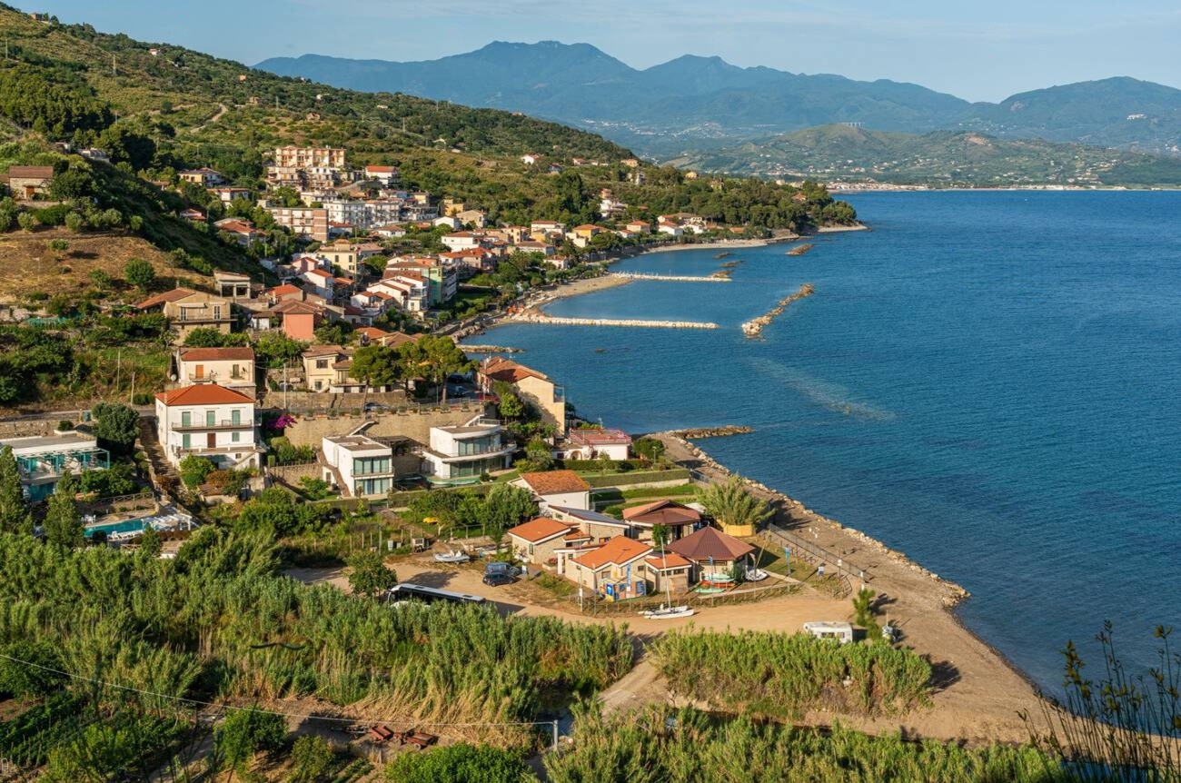 Veduta aerea del litorale tra Acciaroli e Pioppi, scenario dell'esperienza di poesia in realtà aumentata