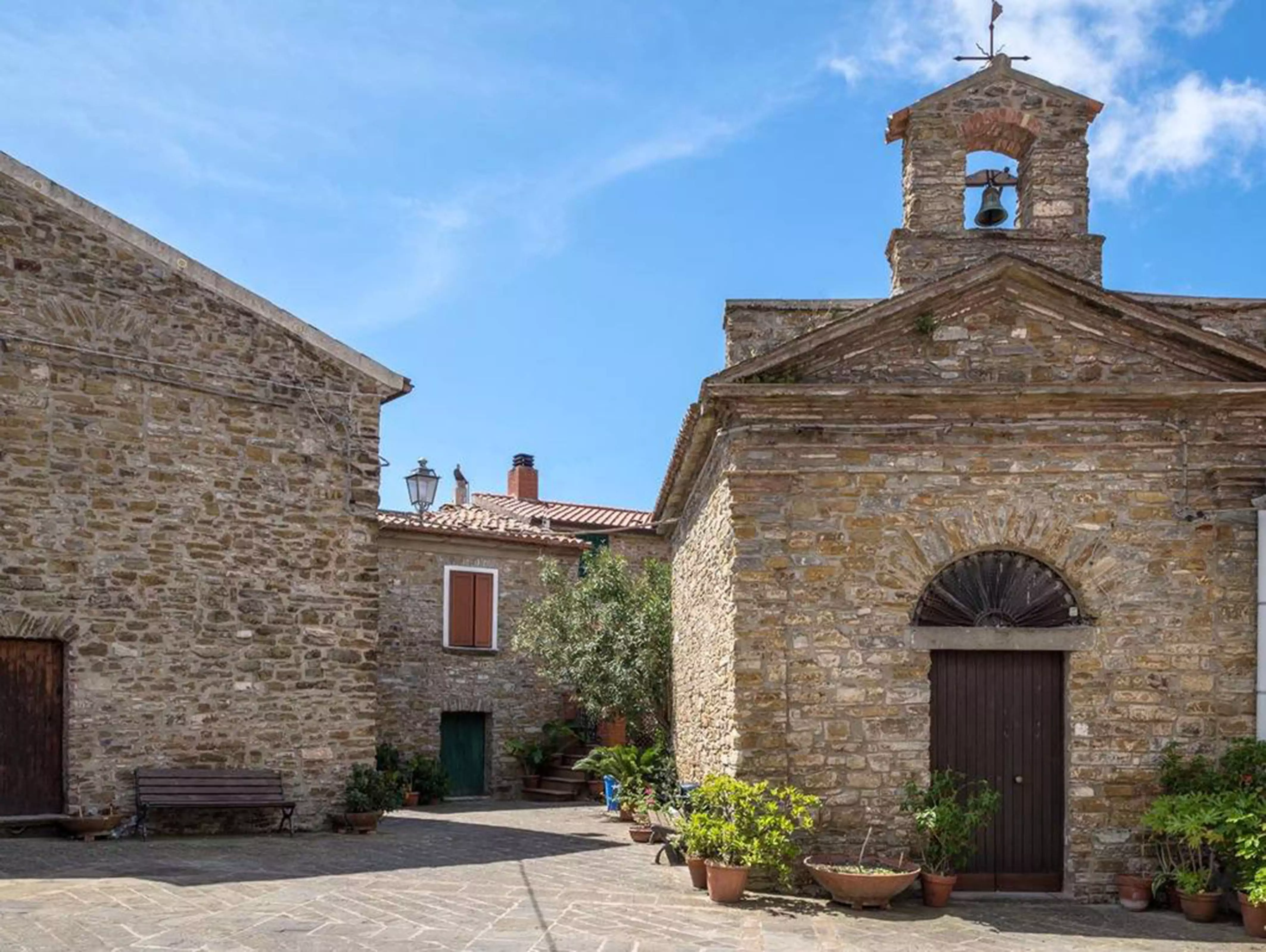 Veduta del Castello dei Principi Capano a Pollica
