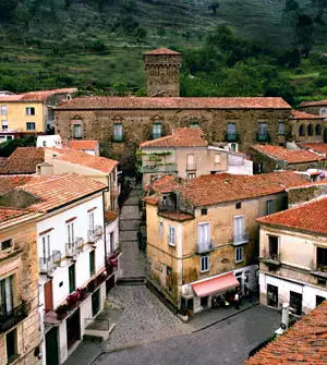 La torre del castello di Pollica