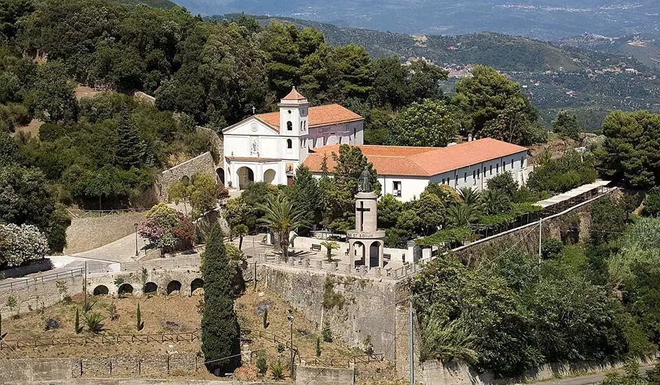 Il chiostro del convento francescano di Pollica