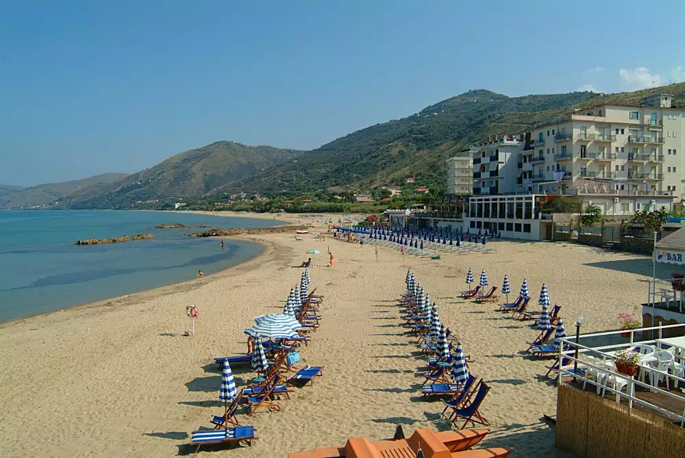 Una spiaggia di Pollica con acque cristalline