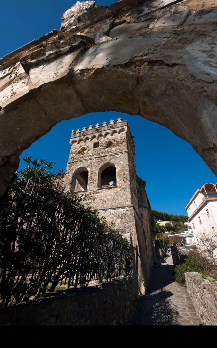 Arco e torre nel borgo storico, contesto del Palazzo Mazziotti di Celso