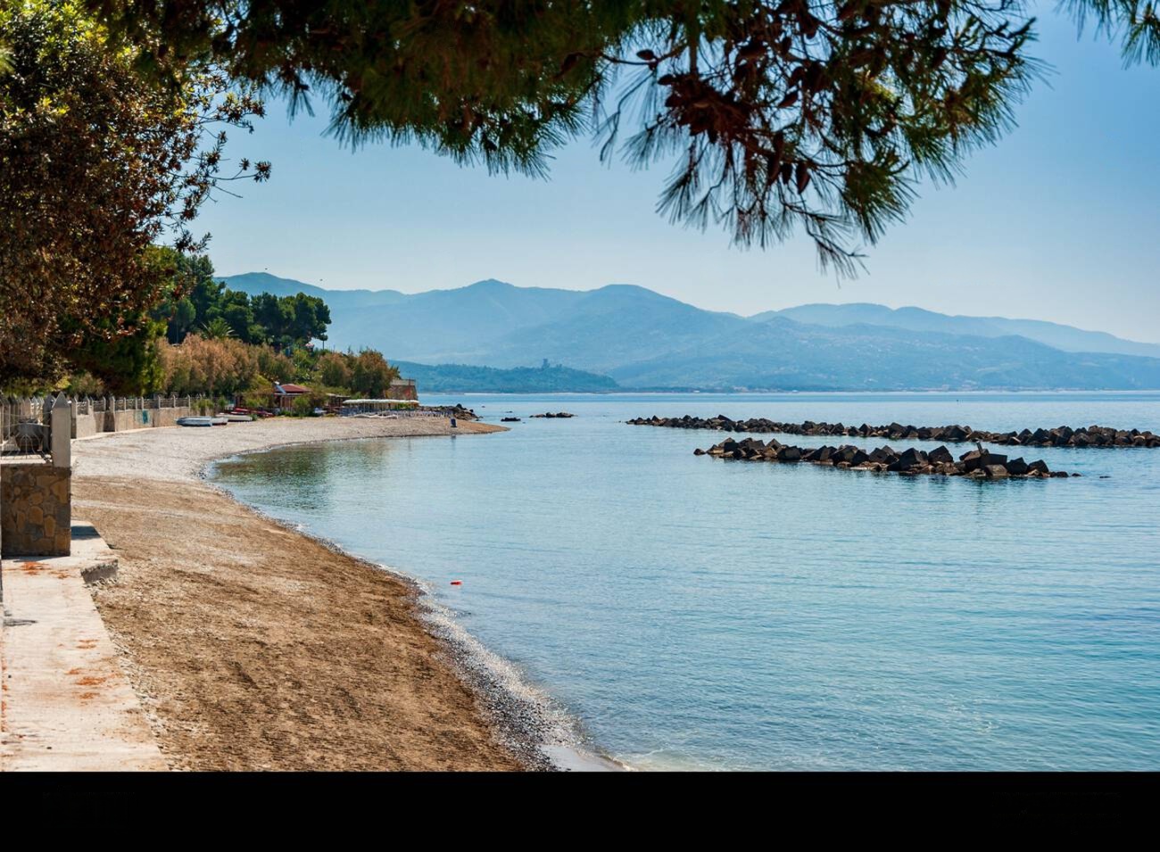 La spiaggia di Pioppi tra pineta e scogliera