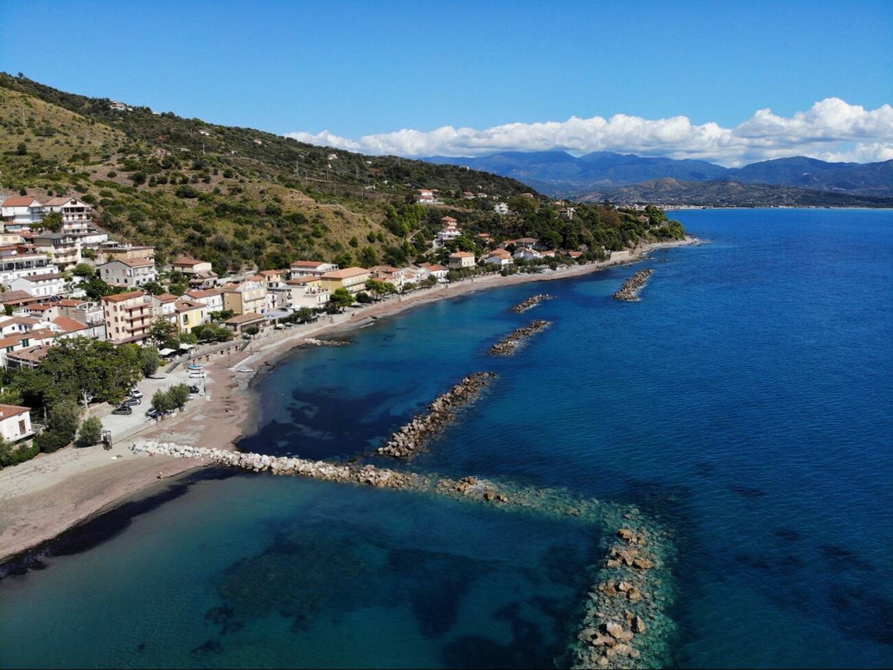 La costa cilentana vista dall'alto con i frangiflutti